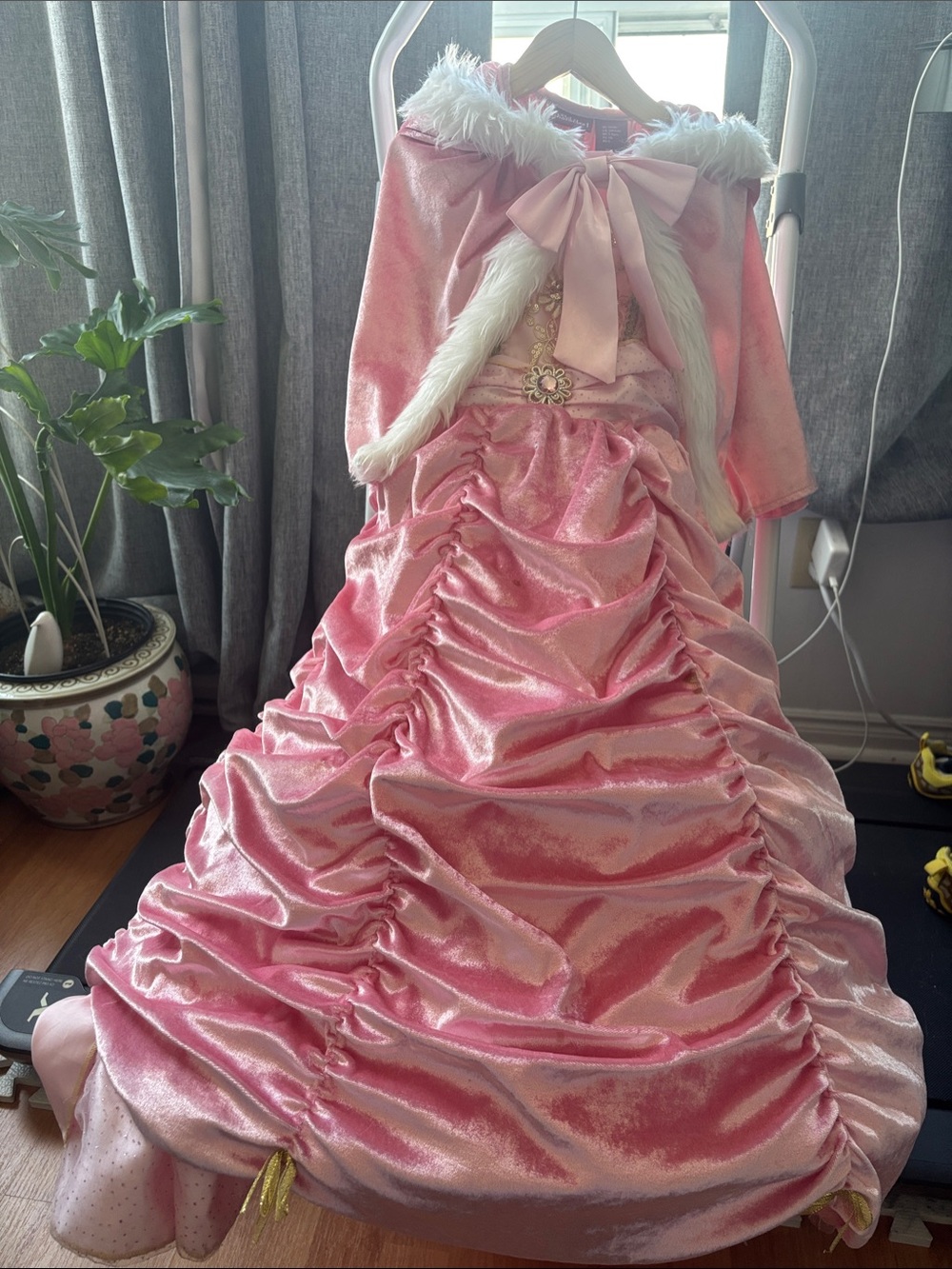 5-6T Kids Pink Princess Wired Poofy Dress with Faux Fur Cape